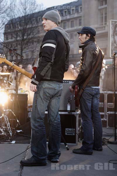 LOUISE ATTAQUE - 2006-02-23 - PARIS - Place du Palais-Royal - 